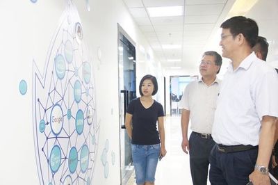 江西理工大學(xué)軟件學(xué)院曾副院長(zhǎng)一行蒞臨廈門(mén)觸控未來(lái)